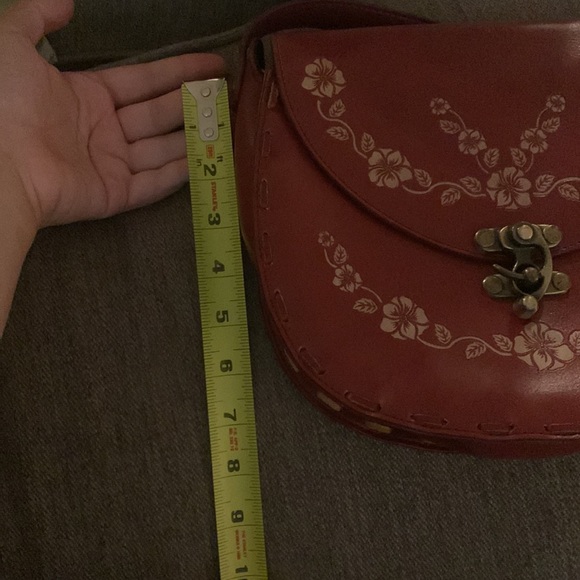 Super cute, vinyl bag with flower details and stitching - Picture 12 of 13